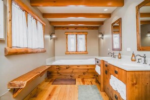 Interior - Monthly or Seasonal Large Petite Lake 44 Lakehouse Retreat With Private Pier and Hot Tub Secluded Deep in the Woods (Antioch)