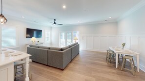 Interior - Saw Mill 90 - 10 B (Sunset Beach)