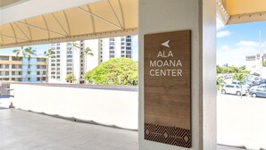 A sign for the Ala Moana Center with a view of a parking lot and buildings in the background. - Stunning Ala Moana 2501 (Honolulu)