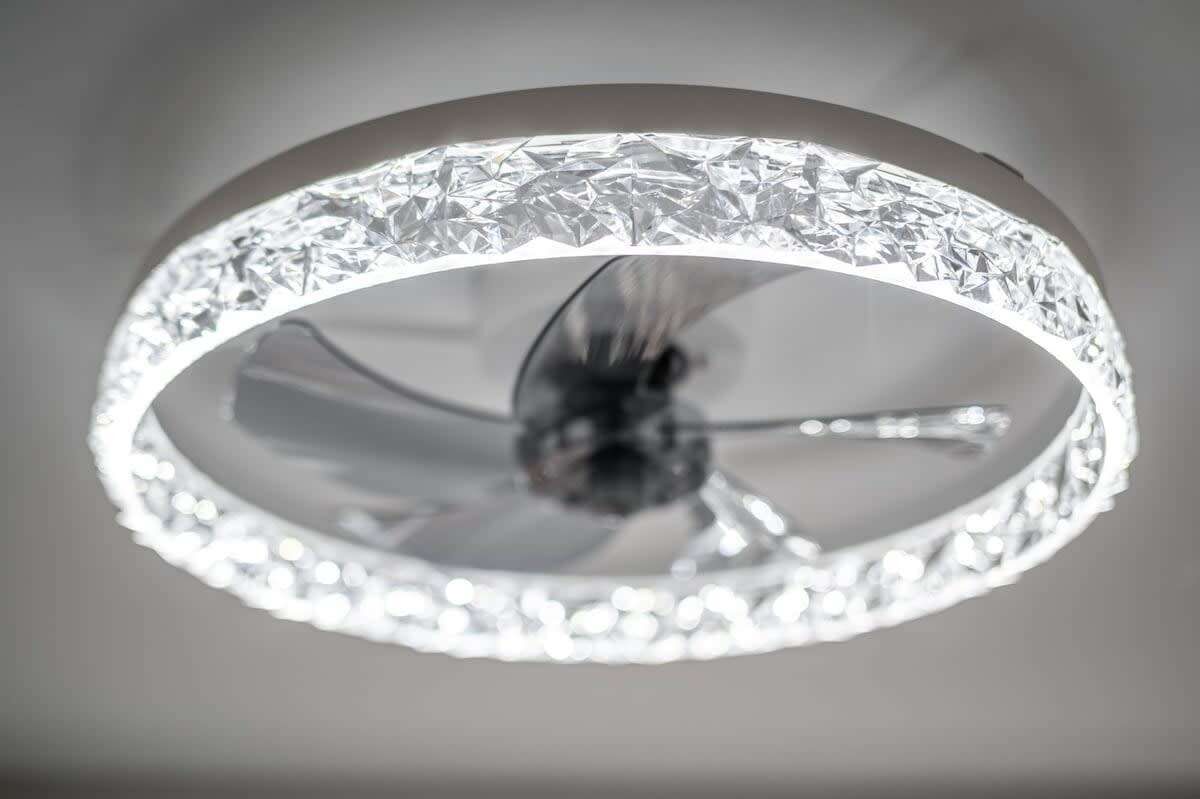 Un lustre doté d’une source de lumière centrale et d’un anneau décoratif.