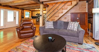 Hot Tub, Wifi & Pet-friendly - Pilot Point
