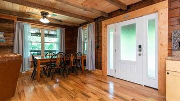 Chalet (2 Bedrooms) | Interior