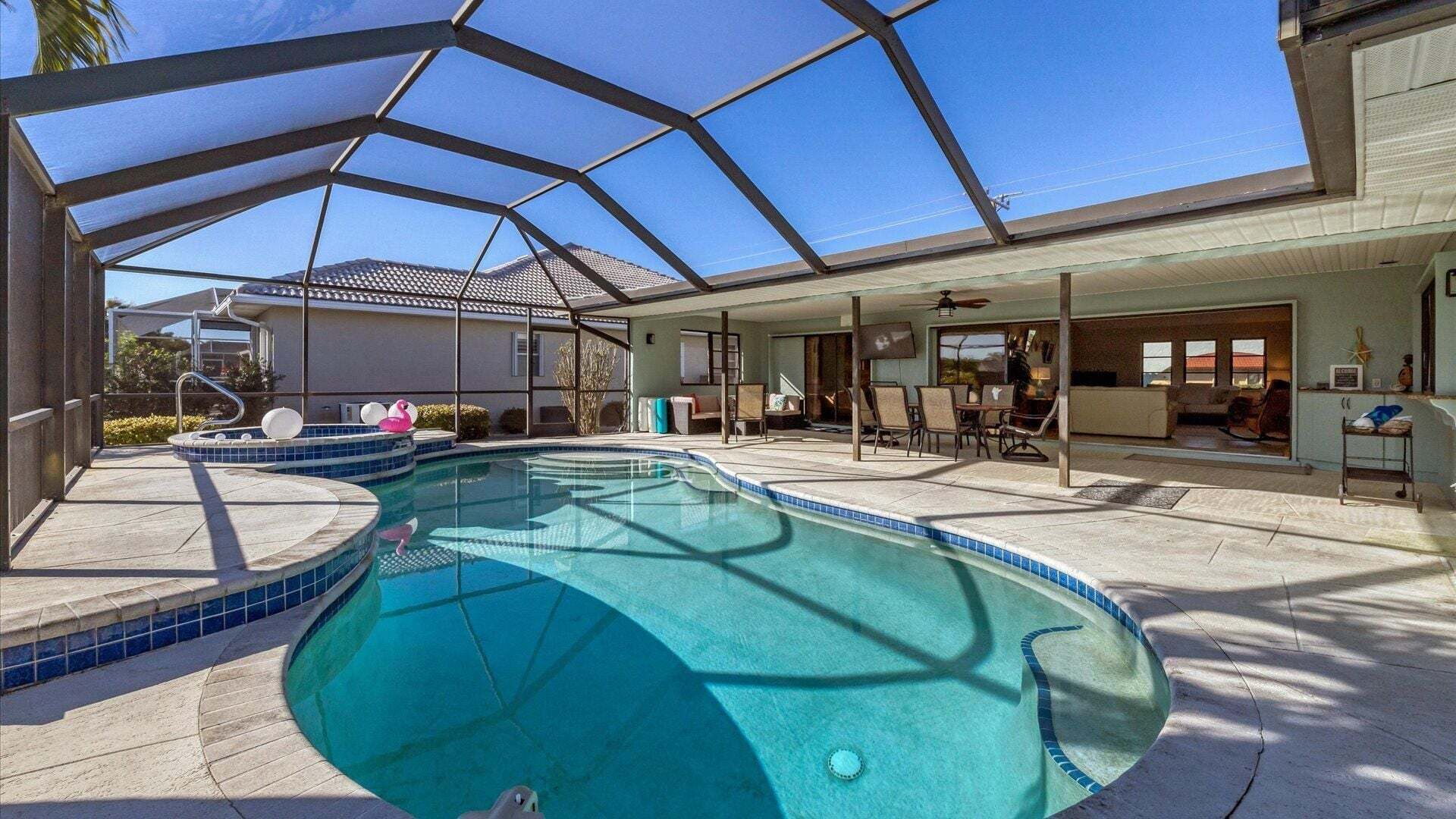 المنشأة من الداخل