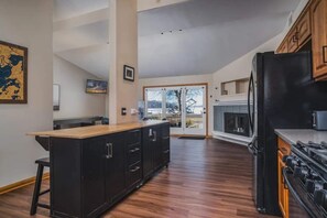 Interior - Meyers Bay Sunset Lakefront Cottage in Fox Lake w/ Boat Pier (Fox Lake)