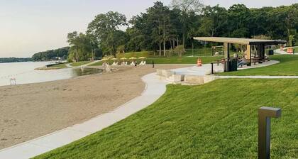 Meyers Bay Sunset Lakefront Cottage in Fox Lake w/ Boat Pier