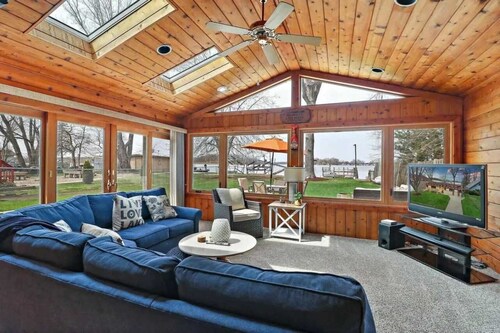 Meyers Bay Sunset Lakefront Cottage in Fox Lake w/ Boat Pier