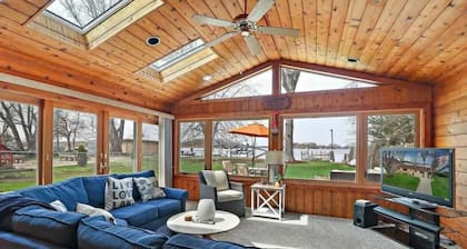 Meyers Bay Sunset Lakefront Cottage in Fox Lake w/ Boat Pier