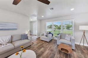 Interior - Mad510 (Punta Gorda)