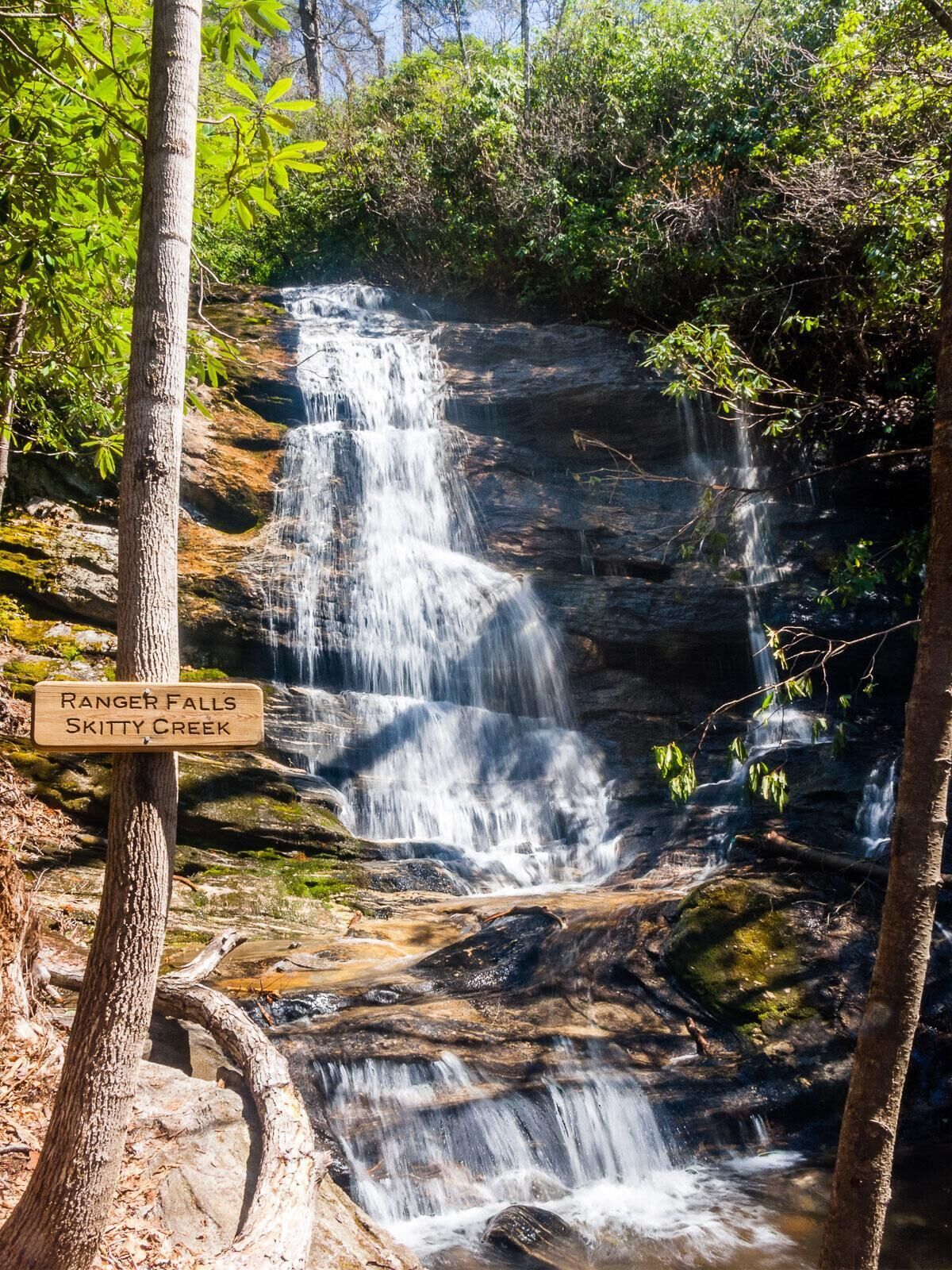 Uma cascata com uma placa que diz 'Ranger Falls Skitty Creek'.