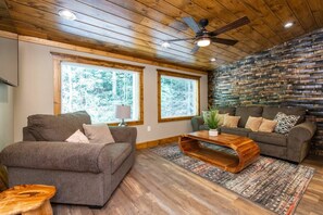 Interior - Hot Tub & Wifi - Angel's View - Red River Gorge KY (Campton)