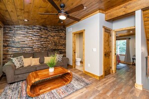 Chalet (2 Bedrooms) | Interior