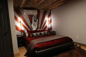 Interior - Karaoke, Hot Tub, 1GB Wifi - The Rock House - LUX (Rogers)