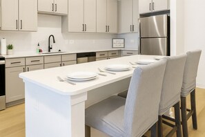 Interior - Gym, Pool, Washerdryer, Workerfriendly A+location (Sherman)