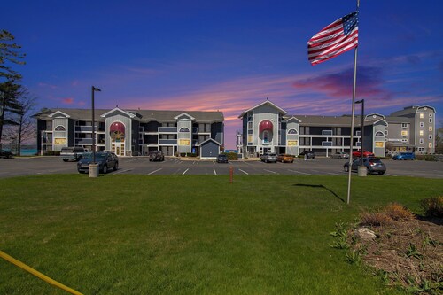 Walkout Beachfront Condo: Pointes North Resort 106