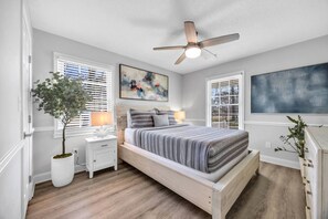 Interior - Sea La Vie Villa 3BD Beach Retreat Fence Yard (North Myrtle Beach)