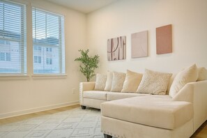 Front of property - Modern Workfriendly Retreat w/ Fast Wifi+gym-lndry (Sherman)