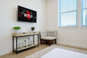 Apartment (1 Bedroom) | Interior - Modern Workfriendly Retreat w/ Fast Wifi+gym-lndry (Sherman)