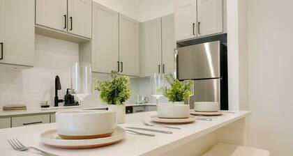 Modern Workfriendly Retreat w/ Fast Wifi+gym-lndry