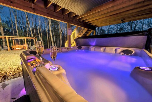 6 Bedrooms + Hot Tub + Game Room + Movie Theater