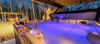 6 Bedrooms + Hot Tub + Game Room + Movie Theater