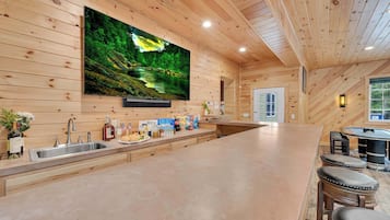 House (6 Bedrooms) | Interior
