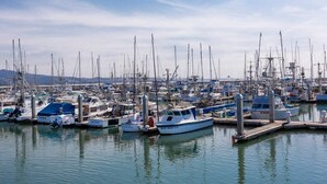 A marina with numerous boats docked at piers. - @ Marbella Lane - Seaside Retreat Laundry + P (Half Moon Bay)