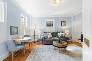 Interior - The Royce on Spring - High-end Family Getaway in Newport (Newport)