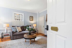Interior - The Royce on Spring - High-end Family Getaway in Newport (Newport)