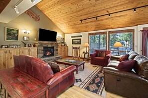 TV, fireplace - Tamarack 8 (Bend)
