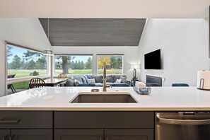 Interior - Mt View Lodge 35 (Bend)