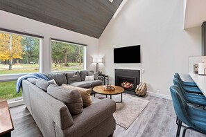 TV, fireplace