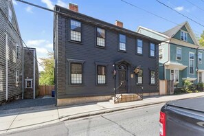 Interior - Regatta Suite at The Royce Refined Newport Charm (Newport)