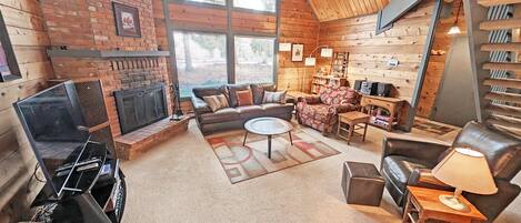 Casa (2 Bedrooms) | Área de sala de estar | Televisión y chimenea