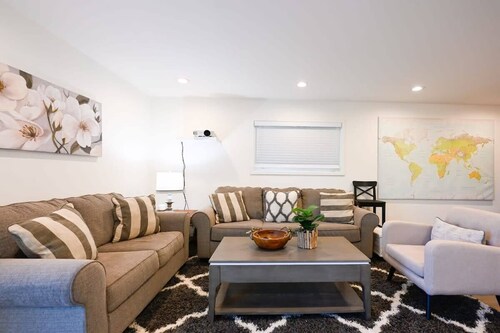 Marbella Lane - Exquisite Home 3BR