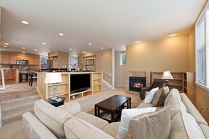 TV, fireplace - Presidio Park (Redmond)