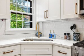 Interior - Driftwood Suite - Luxury Retreat in Newport (Newport)