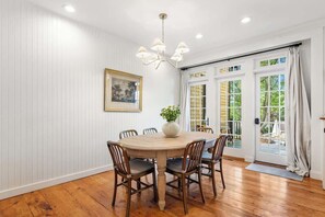 Interior - Driftwood Suite - Luxury Retreat in Newport (Newport)