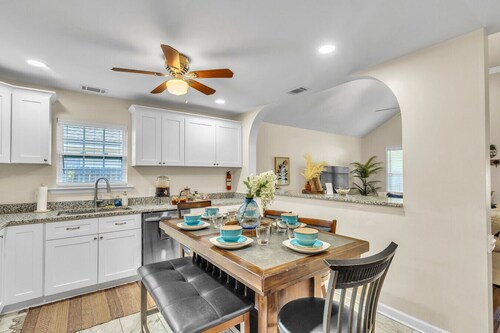 Great Downtown 4BR 8 Beds + Foosball Fun