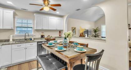 Great Downtown 4BR 8 Beds + Foosball Fun