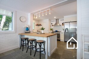 Fridge, microwave, oven, stovetop - The Ellesmere Escape *1 NIGHT FREE* House & Studio, Walk to Village (Blairgowrie)