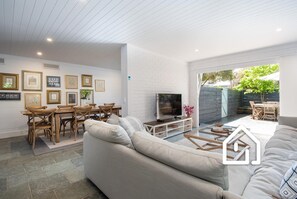 Smart TV, ping pong, books - The Ellesmere Escape *1 NIGHT FREE* House & Studio, Walk to Village (Blairgowrie)