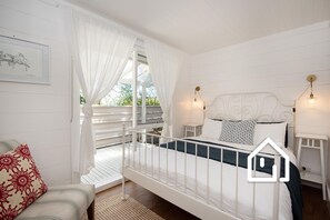 5 bedrooms, iron/ironing board, travel cot, free WiFi - The Ellesmere Escape *1 NIGHT FREE* House & Studio, Walk to Village (Blairgowrie)