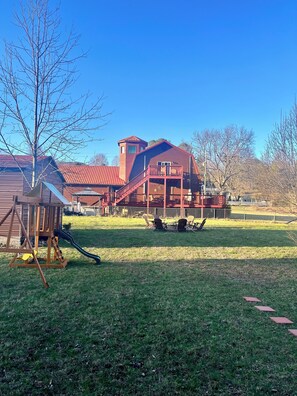 Children’s area - Beautiful Barn Cabin in Pigeon Forge! Creek-Arcade-Hot tub-Fire Pit-Pool Table (Sevierville)