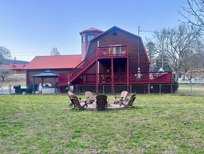 Property grounds - Beautiful Barn Cabin in Pigeon Forge! Creek-Arcade-Hot tub-Fire Pit-Pool Table (Sevierville)