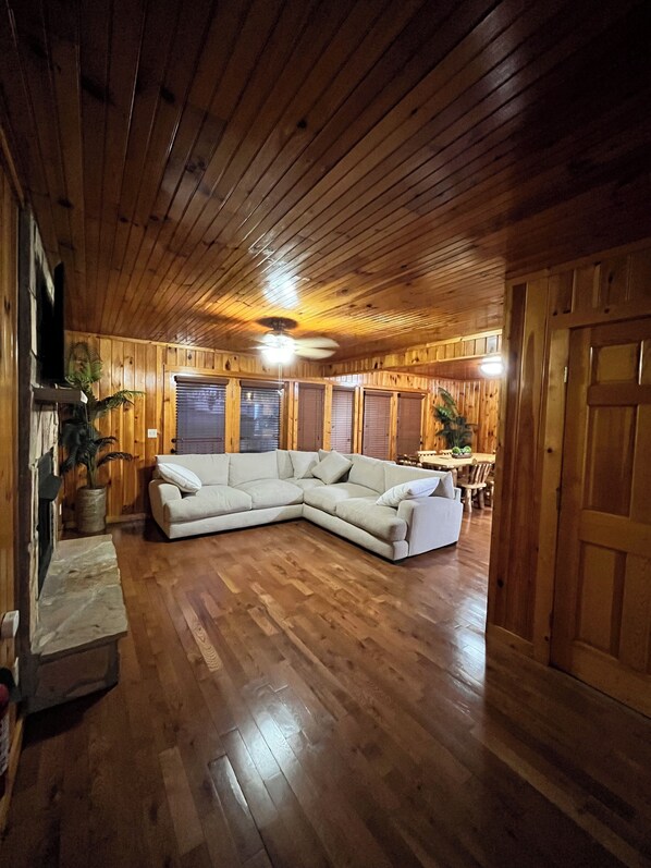 Smart TV, table football, books - Beautiful Barn Cabin in Pigeon Forge! Creek-Arcade-Hot tub-Fire Pit-Pool Table (Sevierville)