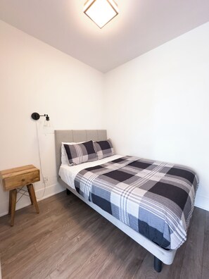 Comfort Suite, Partial Lake View | Desk, laptop workspace, blackout curtains, iron/ironing board - Hotel Lux Entertainment District Toronto (Toronto)