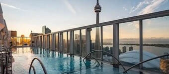 Hotel Lux Entertainment District Toronto