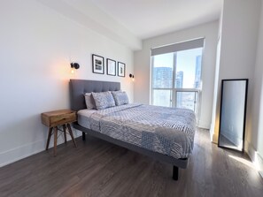 Escritorio, espacio para trabajar con laptop y cortinas blackout 