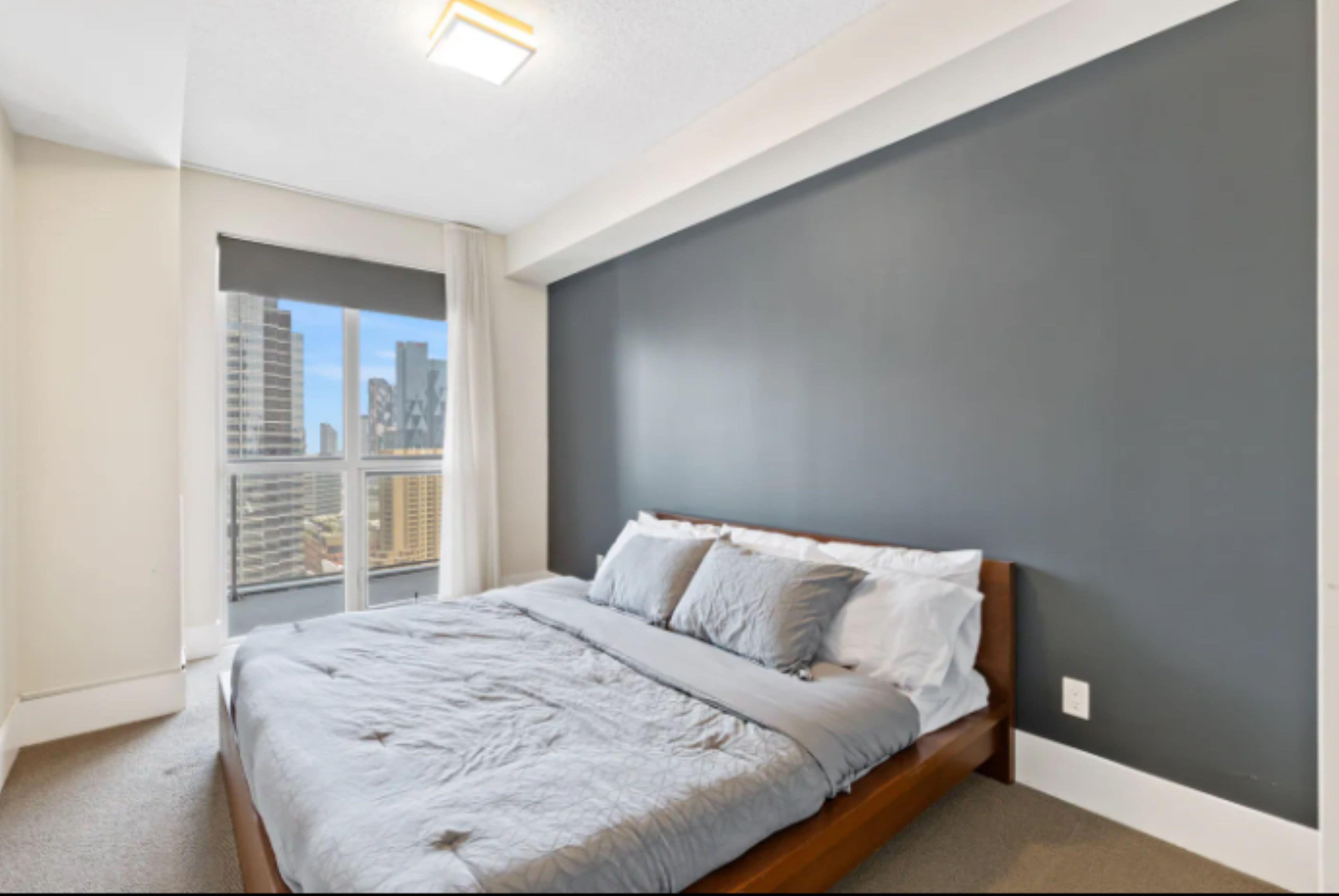 Tradicionális szoba, több ágy, privát fürdőszoba, kilátással a városra | Íróasztal, laptophoz jól használható munkafelület és sötétítőfüggöny