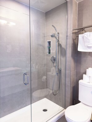 Artículos de tocador gratuitos, secador de pelo, toallas, jabón